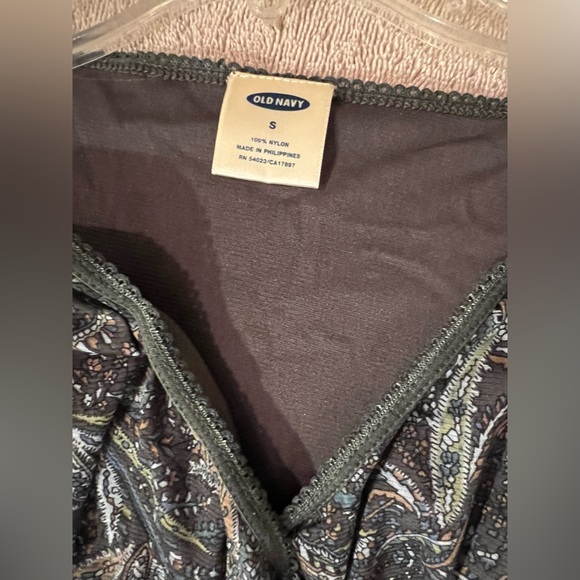 Old Navy - paisley faux wrap top with slightly belled sleeves - Picture 3 of 4